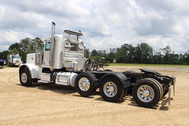 Image of Peterbilt 389 equipment image 4