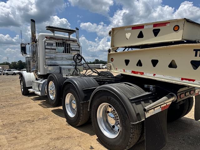 Image of Peterbilt 389 equipment image 3
