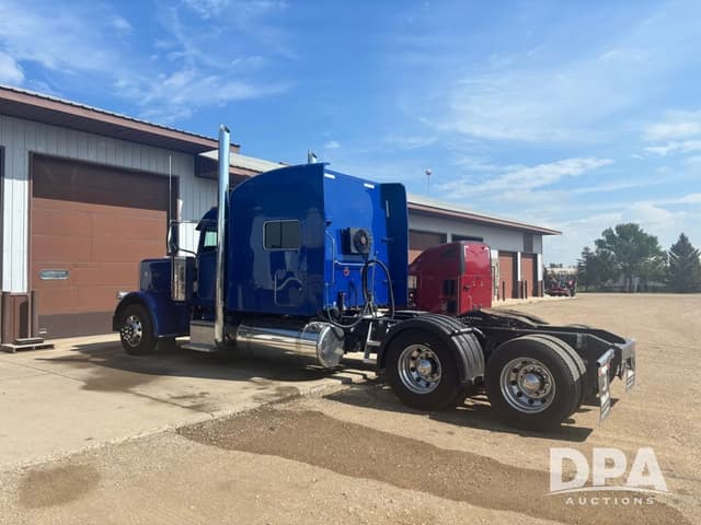 Image of Peterbilt 389 equipment image 2