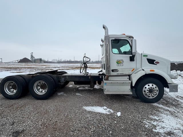 Image of Peterbilt 567 equipment image 4