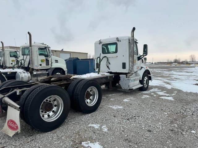 Image of Peterbilt 567 equipment image 2