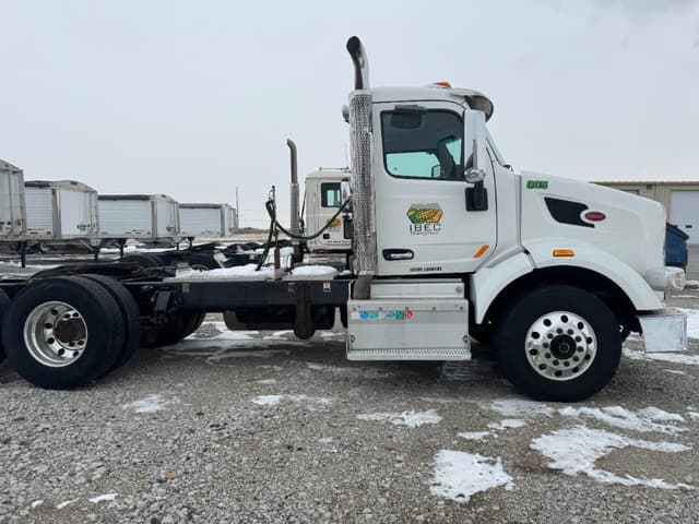 Image of Peterbilt 567 equipment image 4