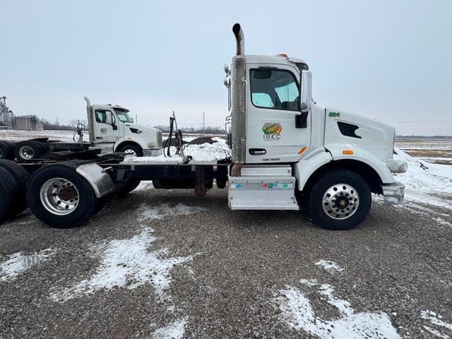Image of Peterbilt 567 equipment image 4