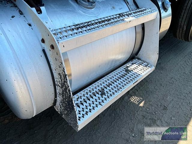 Thumbnail image Peterbilt 567 37