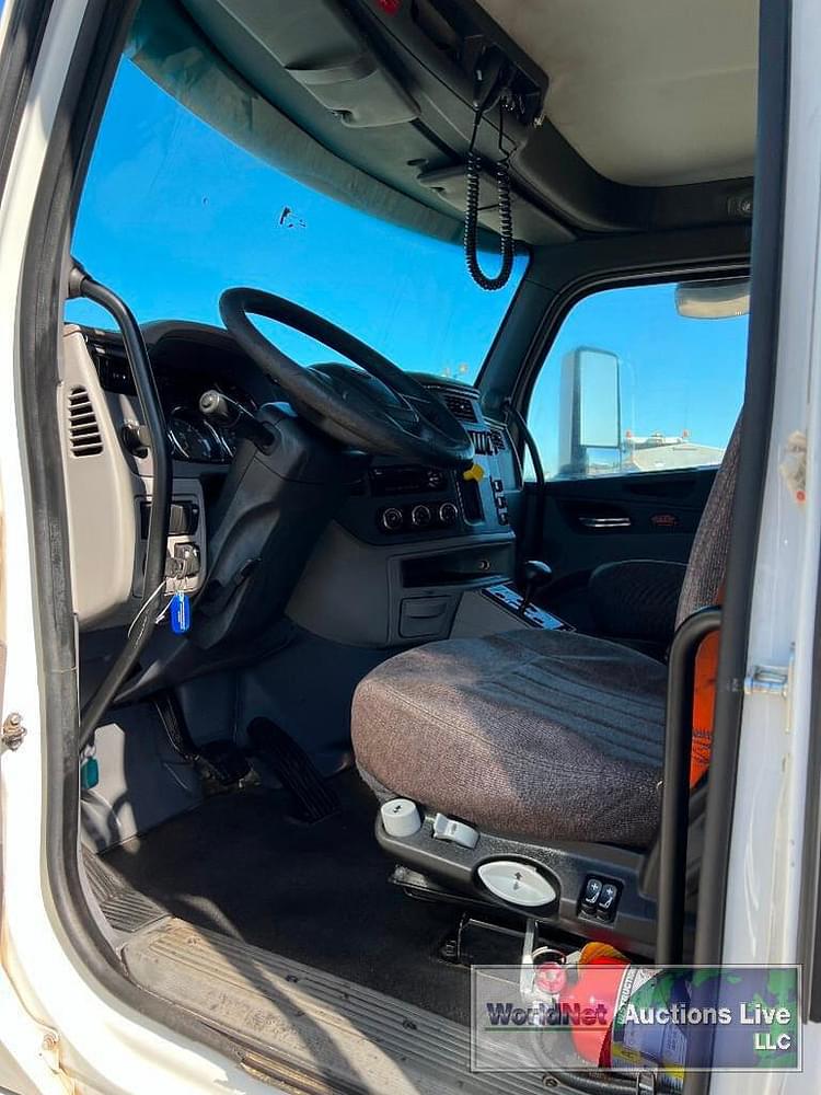 Main image Peterbilt 567 16