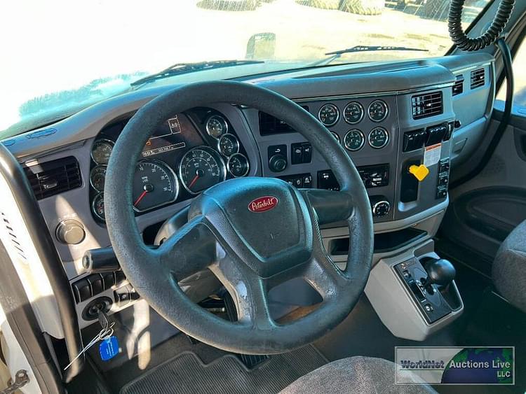 Main image Peterbilt 567 21