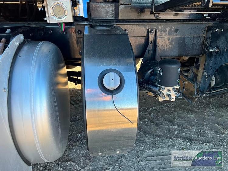 Main image Peterbilt 567 33