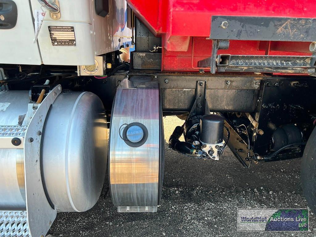 Main image Peterbilt 567 28