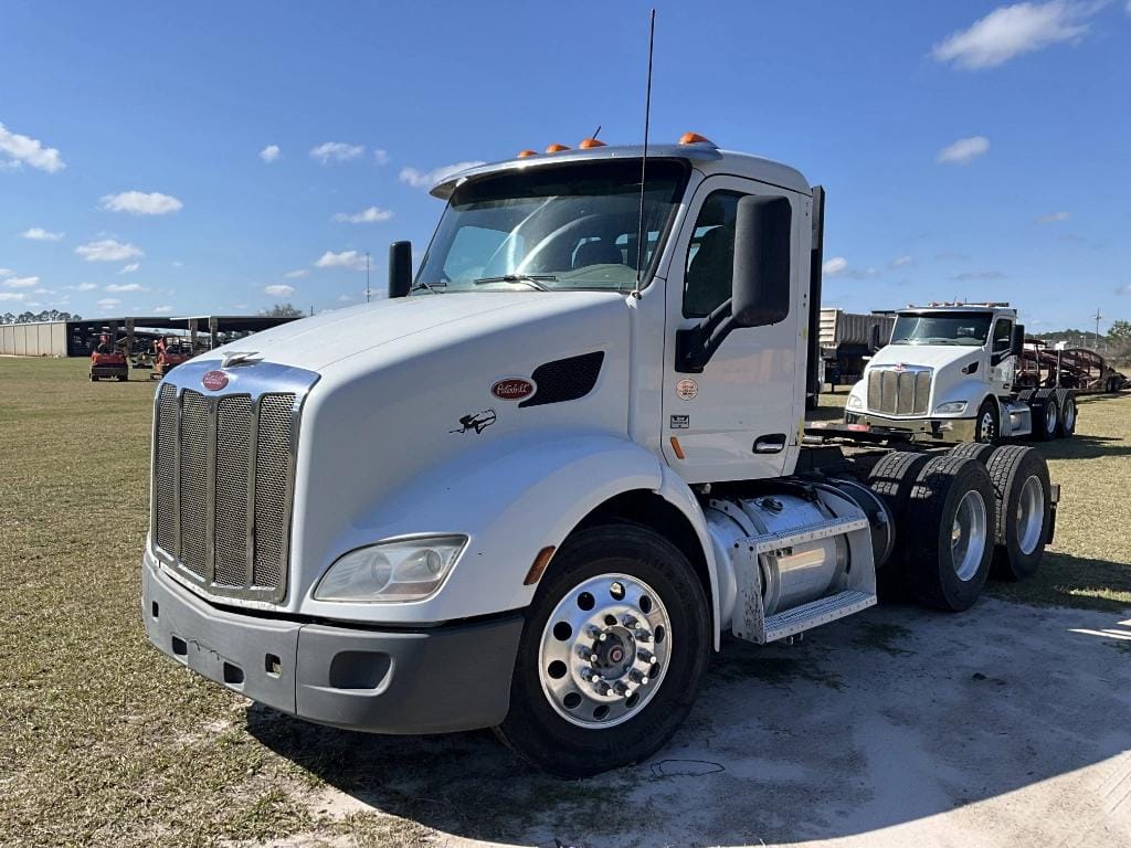 2017 Peterbilt 579 Equipment Image0