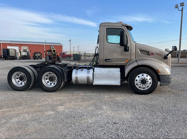 Image of Peterbilt 579 equipment image 1