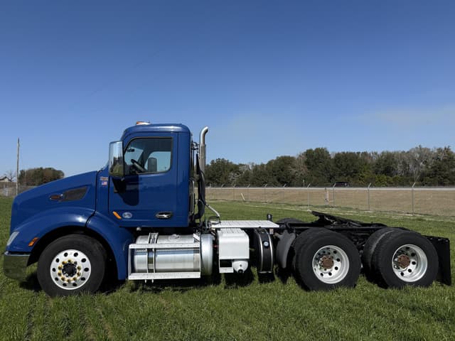 Image of Peterbilt 579 equipment image 1