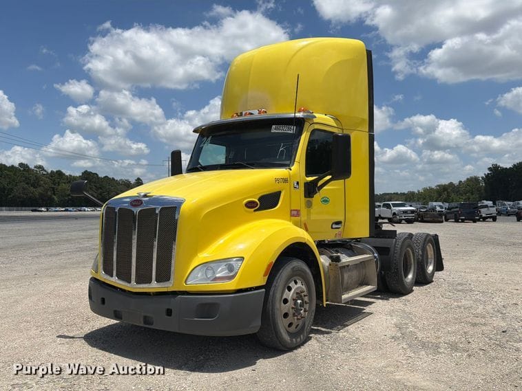 2017 Peterbilt 579 Equipment Image0