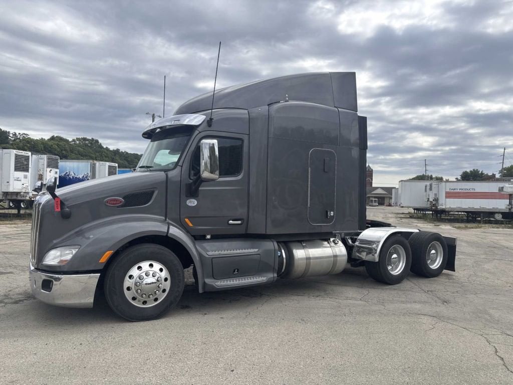 2017 Peterbilt 579 Equipment Image0