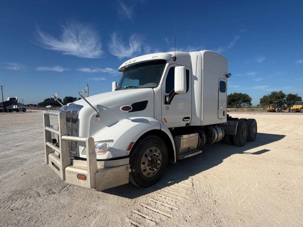 2017 Peterbilt 579 Equipment Image0