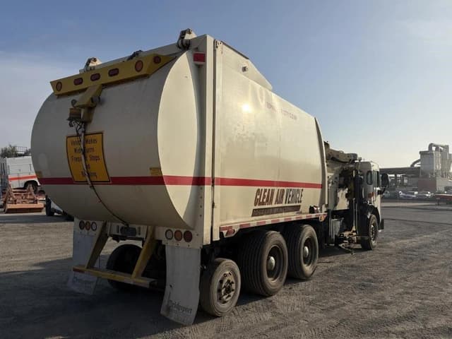 Image of Peterbilt PB320 equipment image 2