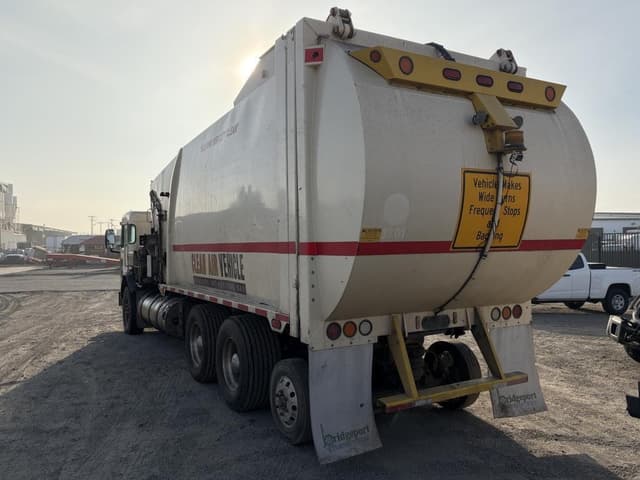 Image of Peterbilt PB320 equipment image 3