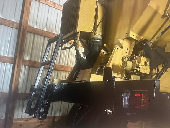 Image of RoGator RG1300B equipment image 4