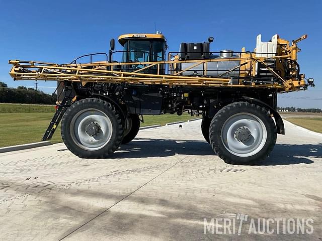 Image of RoGator RG1100 equipment image 1