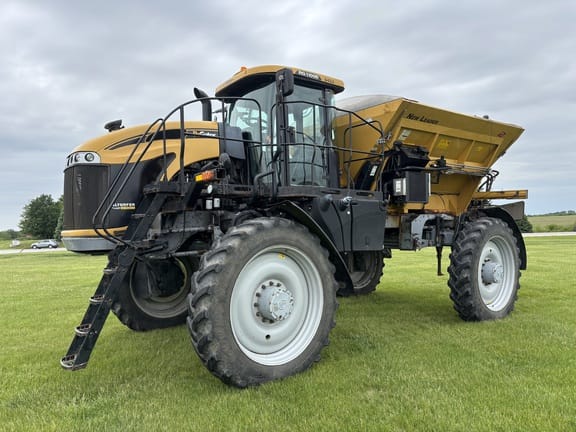 2017 RoGator RG1100B Equipment Image0