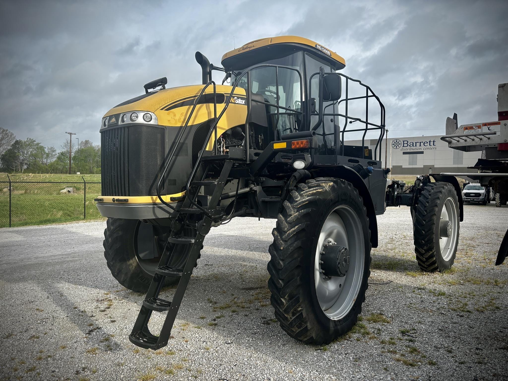 2017 RoGator RG1300 Equipment Image0