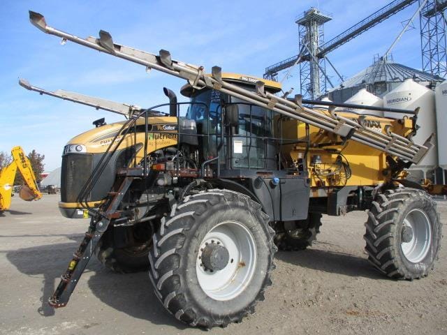 2017 RoGator RG1300B Equipment Image0
