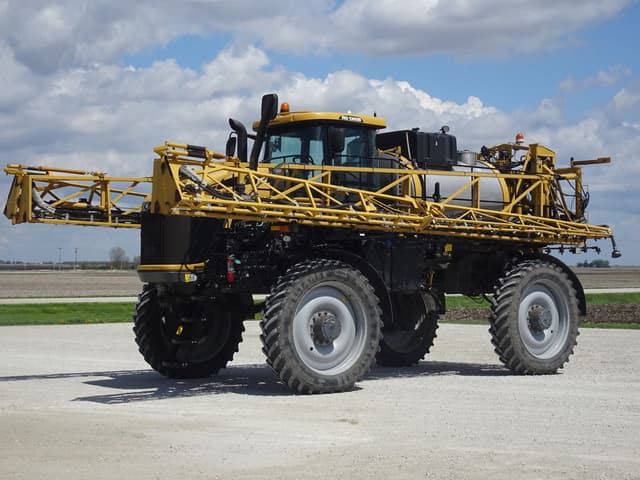 Image of RoGator RG1300B equipment image 2