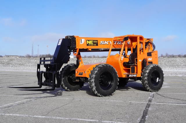 Image of Skytrak 6042 equipment image 2