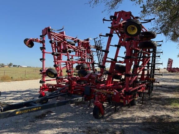 2017 Sunflower 5056 Equipment Image0