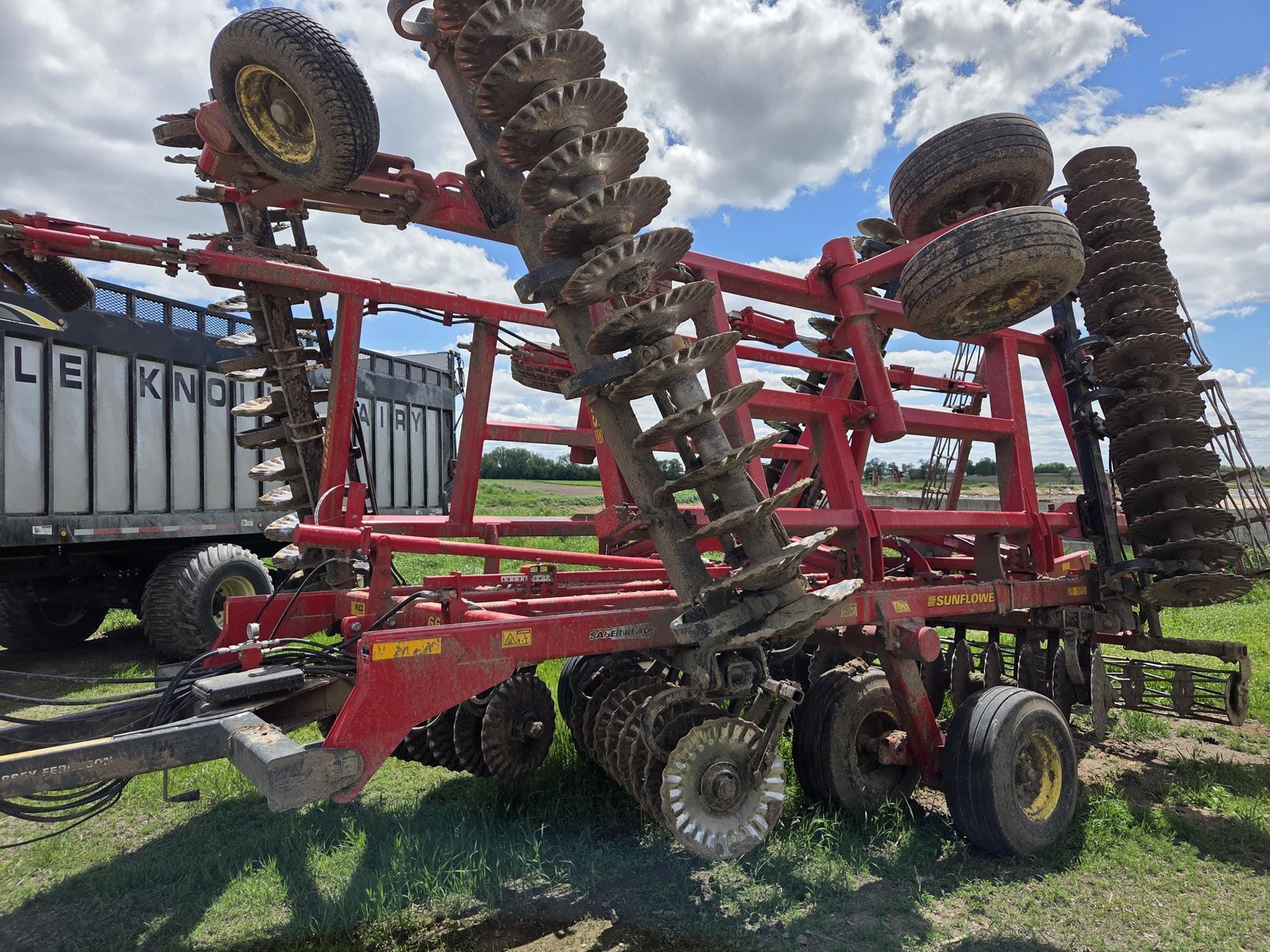 2017 Sunflower 6631-27 Equipment Image0