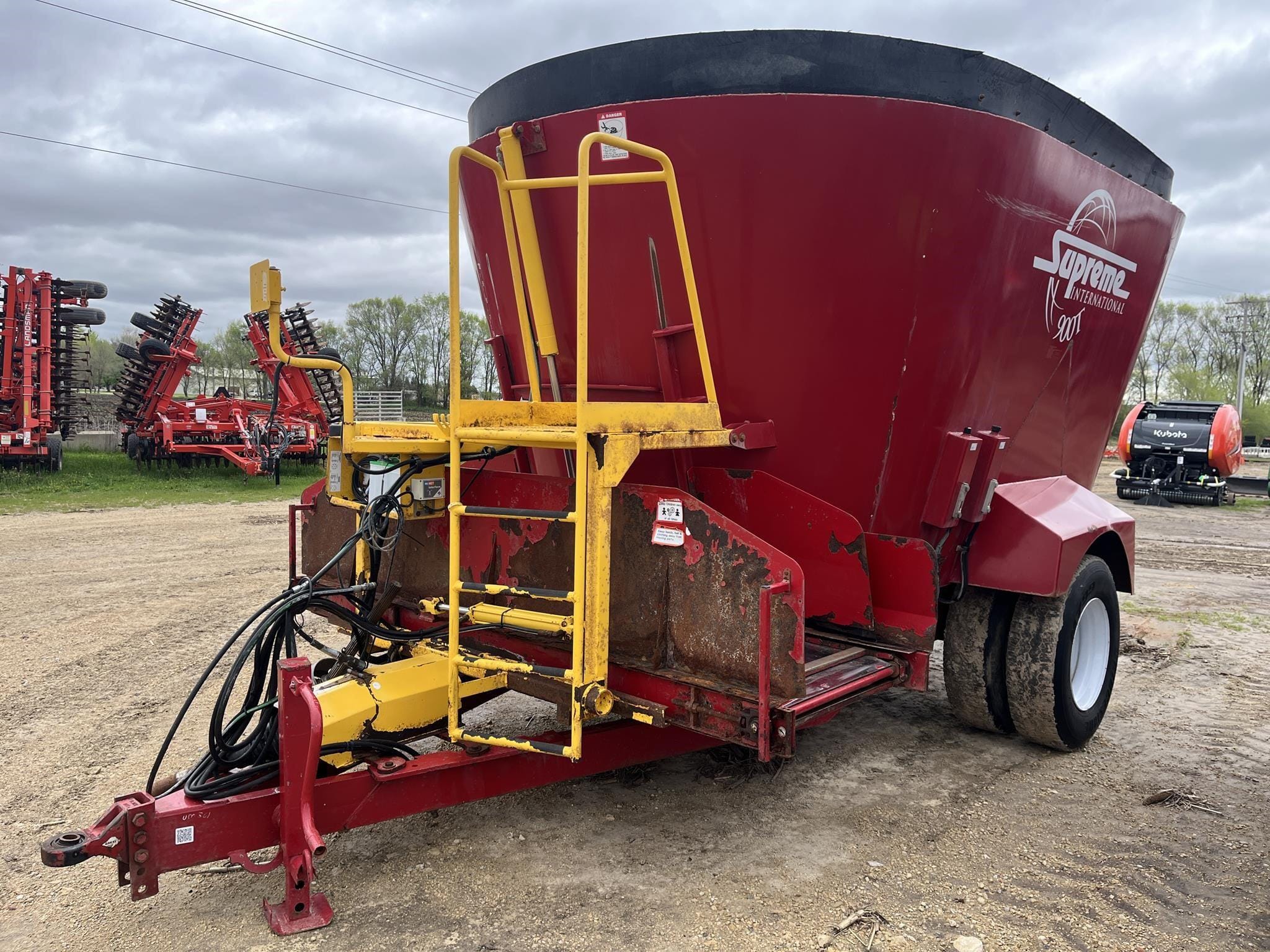 2017 Supreme 900T Equipment Image0