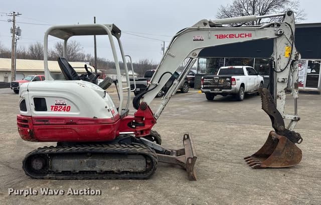 Image of Takeuchi TB240 equipment image 3