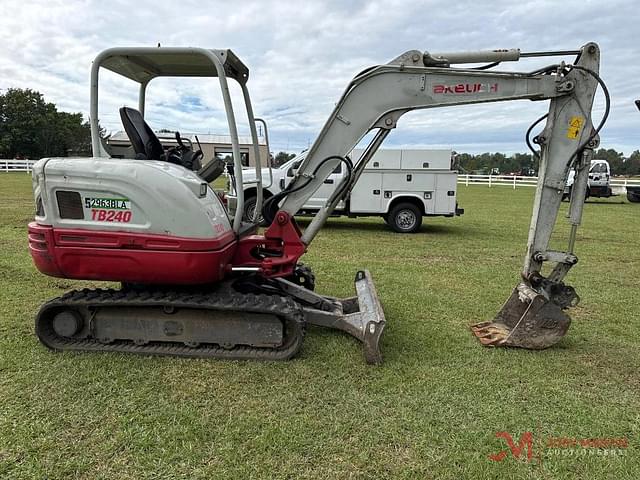 Image of Takeuchi TB240 equipment image 4