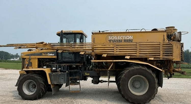 2017 Terra-Gator TG8400B Equipment Image0