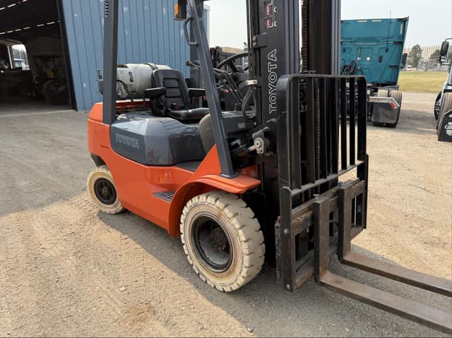 Image of Toyota 7FGU25 equipment image 2