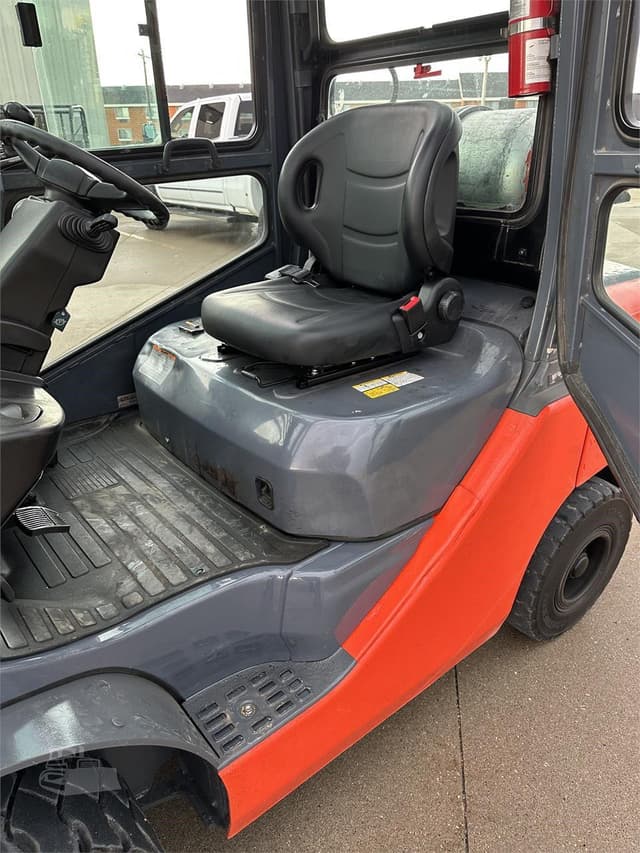 Image of Toyota 8FGU30 equipment image 3