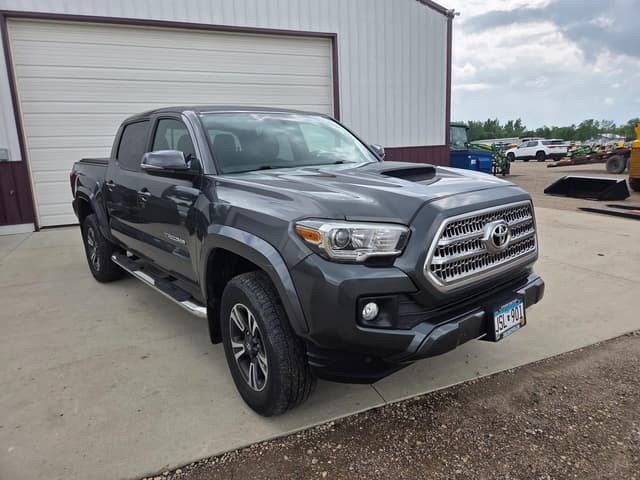 Image of Toyota Tacoma equipment image 2