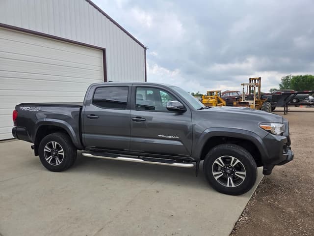 Image of Toyota Tacoma equipment image 3