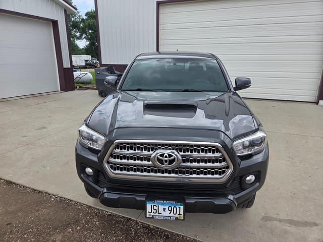Image of Toyota Tacoma equipment image 1