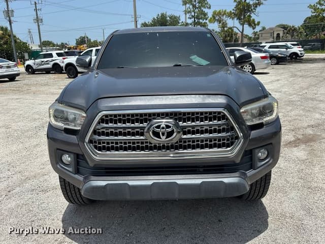 Image of Toyota Tacoma equipment image 1