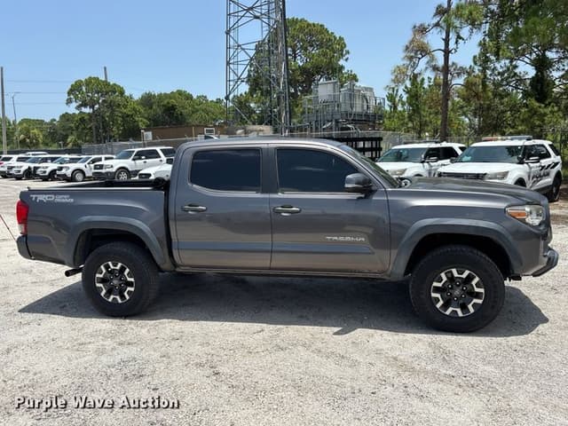 Image of Toyota Tacoma equipment image 3