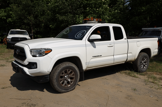 Image of Toyota Tacoma equipment image 1