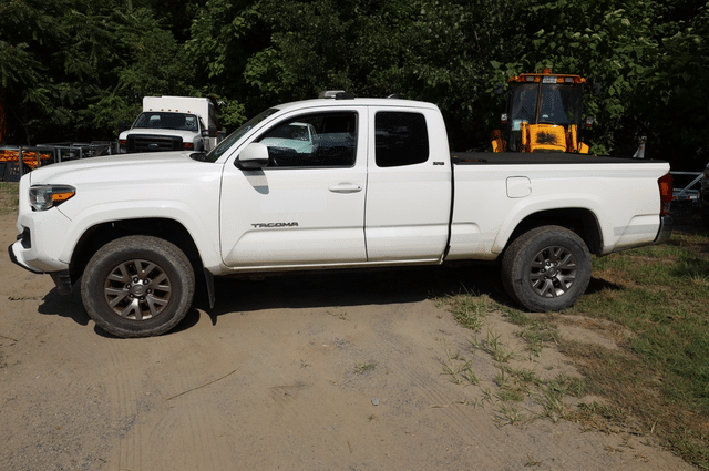 Image of Toyota Tacoma equipment image 2