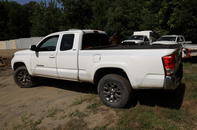 Image of Toyota Tacoma equipment image 4
