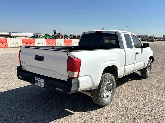 Image of Toyota Tacoma equipment image 2