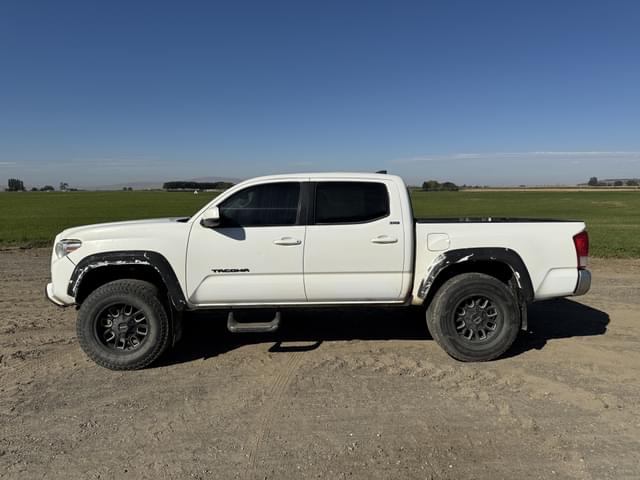 Image of Toyota Tacoma equipment image 1