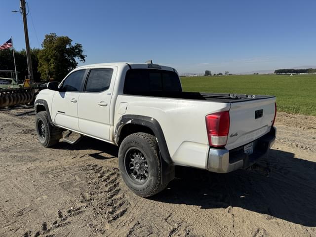 Image of Toyota Tacoma equipment image 2