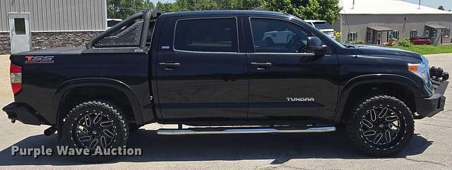 Image of Toyota Tundra SR5 equipment image 3