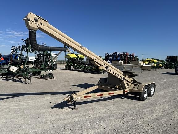 2017 Unverferth Seed Pro 200 Equipment Image0