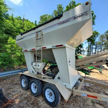 2017 Unverferth 3750 Image