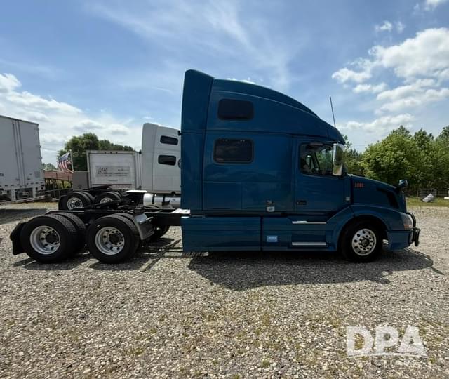 Image of Volvo VNL780 equipment image 2